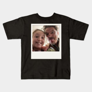 pedro pascal and bella ramsey having fun foto retro Kids T-Shirt